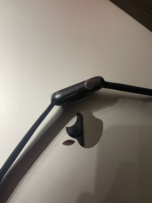 Apple Watch SE 44mm Space Gray Aluminum LTE / Cellular.