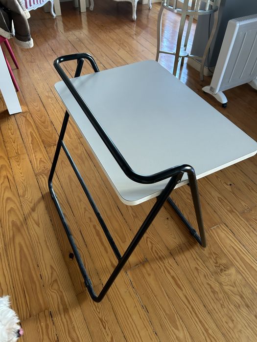 Mesa branca desdobrável