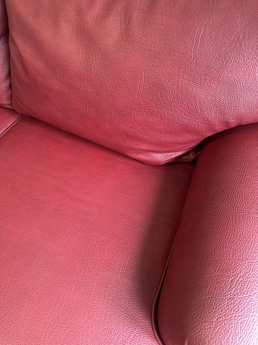 2 Sofás de 2 lugares + apoio de pés em pele