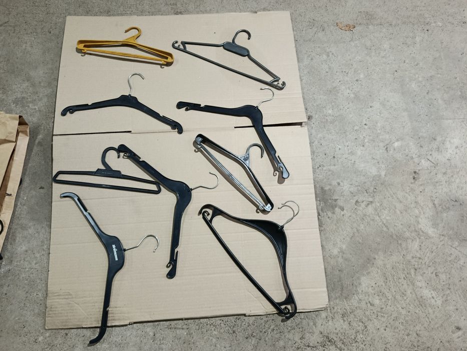 Вішалки для одежі.