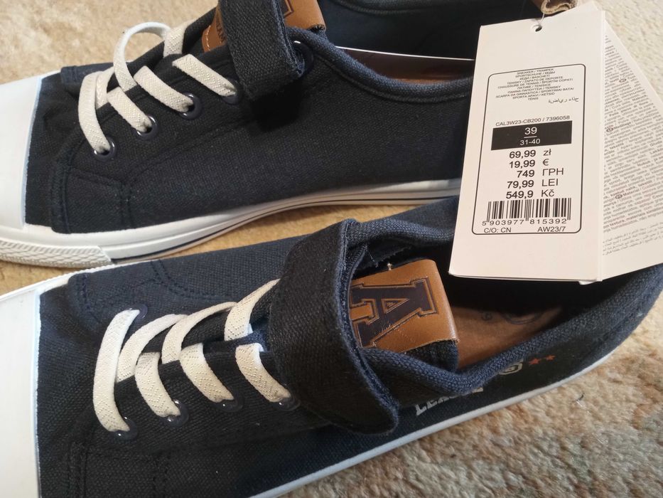 trampki z biala podeszwa