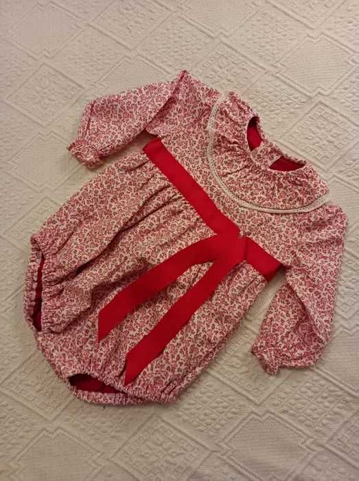 Fofo com flores e laço vermelho SIGASCORES T. 1 ano