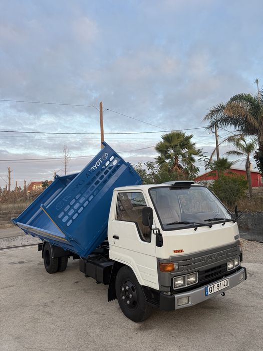 Toyota dyna 250 tribasculante ligeira