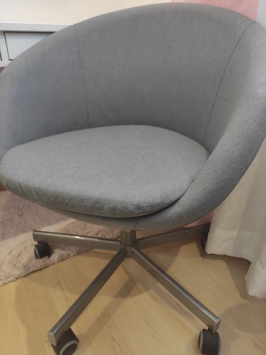 Secretária IKEA HEMNES + cadeira SKRUVSTA cinza