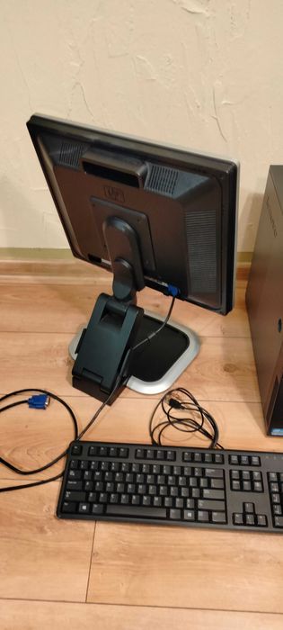 Komputer stacjonarny Lenovo + monitor HP +  klawiatura Dell