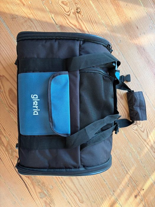 Mochila para um gato ou um cão pequeno.