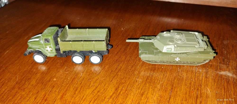Модельки танк та вантажівка ЗСУ, ціна за одну.
