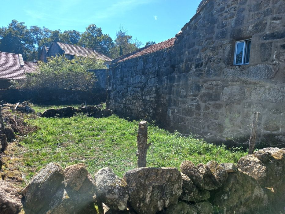 Moradia  independente em pedra com terreno