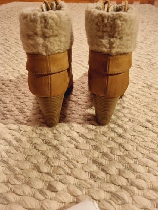 Zamszowe botki na obcasie