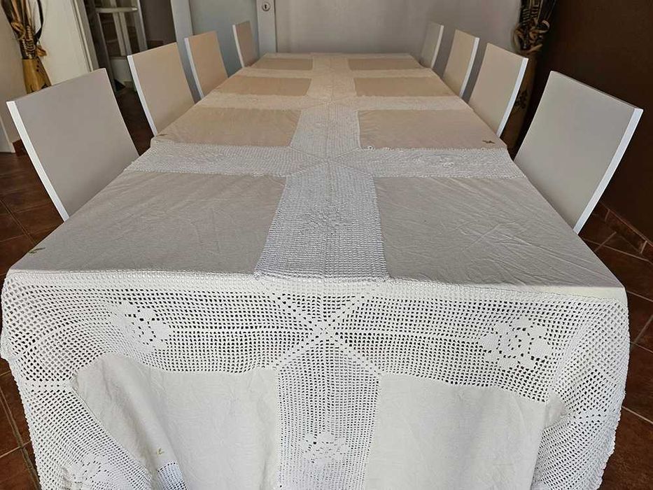 Tolha de mesa grande com crochê