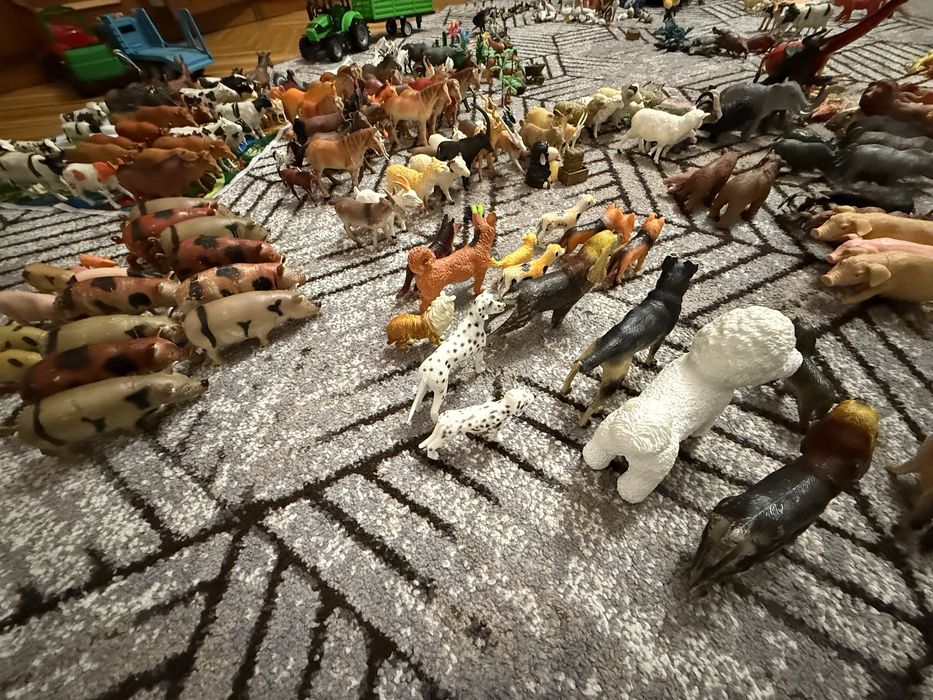 Дитячі іграшки,звірятка,фігурки тварин
