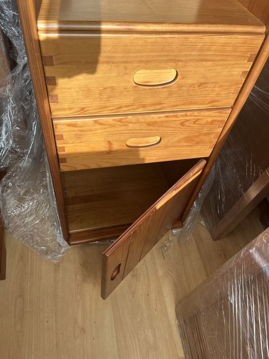 Movel em pinho mel com prateleiras e gavetas