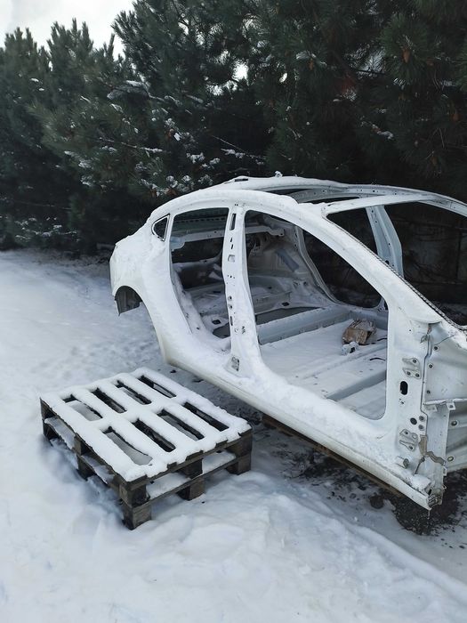 Задняя правая четверть Tesla Model 3 и другие детали кузова.
