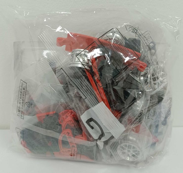 klocki konstrukcyjne Bolid Formuła 1 model Ferrari skala 1:18 455 el