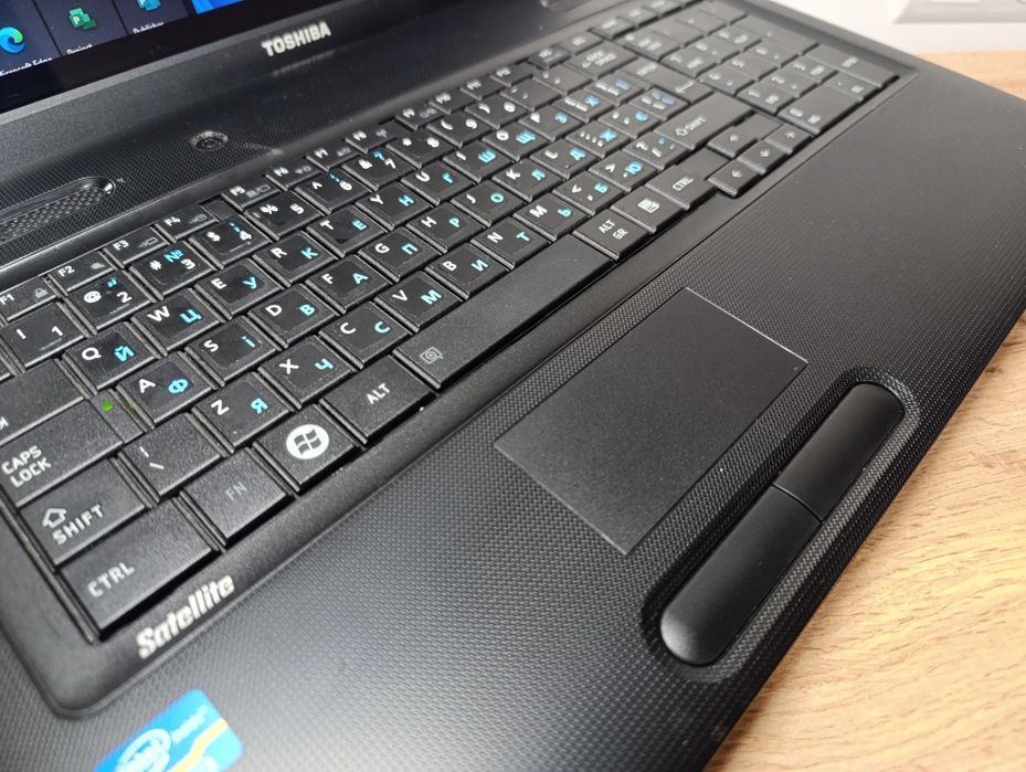 17.3 ноутбук Toshiba/i3-2310M/SSD 256GB/8GB Ram/Батарея 3 години