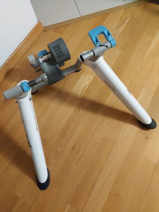 Domowy trenażer interaktywny rowerowy Tacx Flow Smart połącz aplikacje