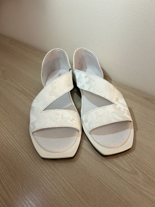 Білі босоніжки..