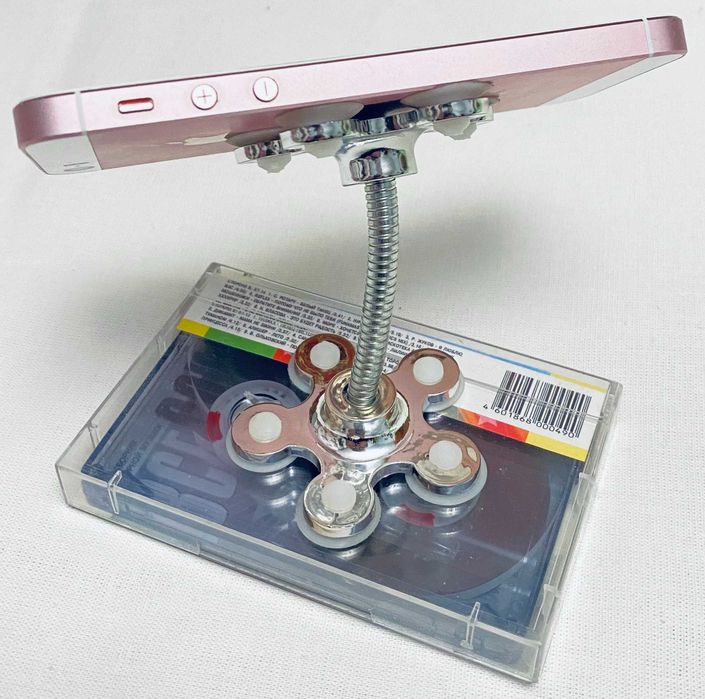 Подставка держатель для телефона на силиконовой липучке в автомобиль