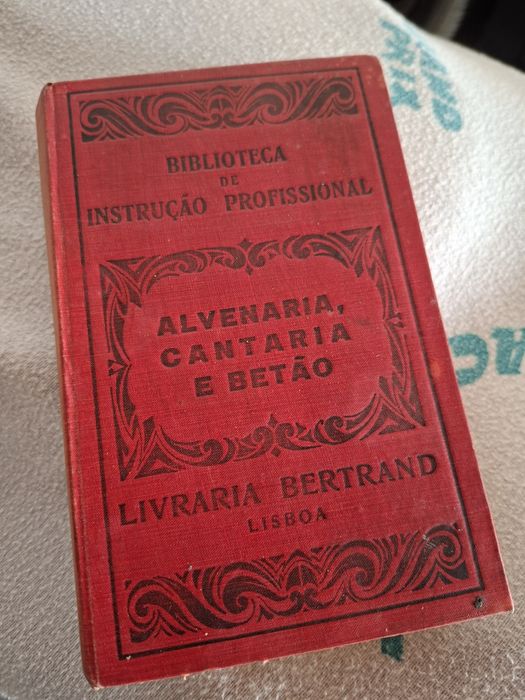 Livros da antiga Biblioteca de Instrução Profissional Bertrand