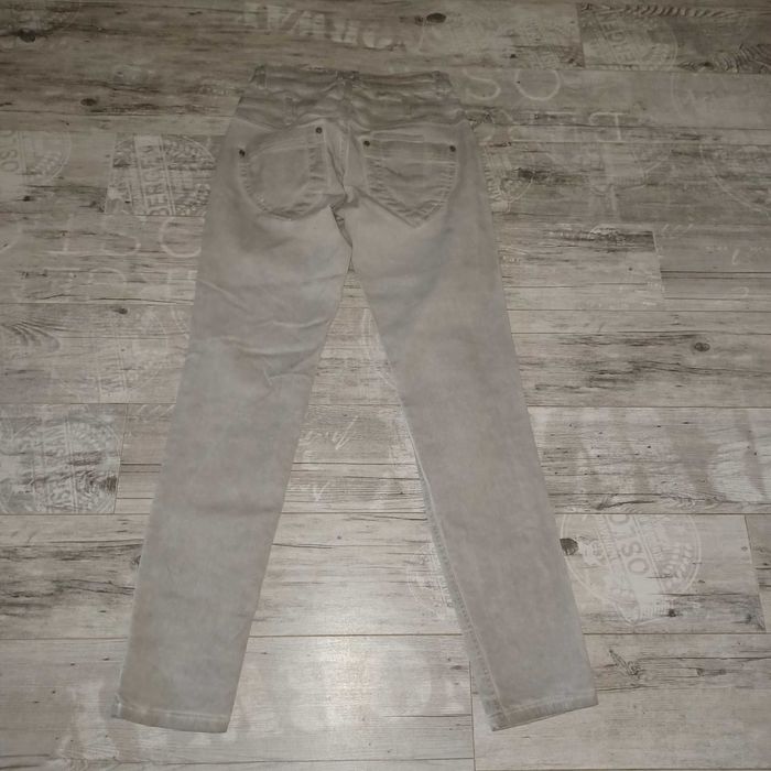 Tredy spodnie zgrabne i wygodne dla M/L