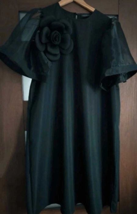 Czarna sukienka z kwiatem