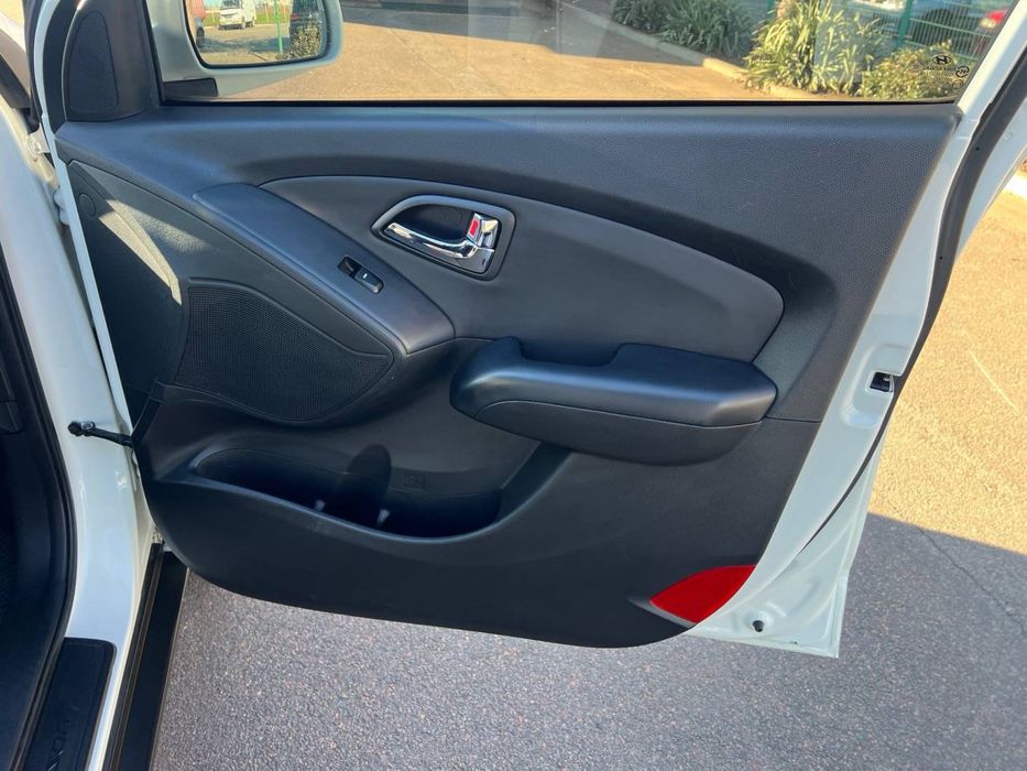 В продажу Hyundai Tucson/IX35 2 літра дизель передній привід із Кореї