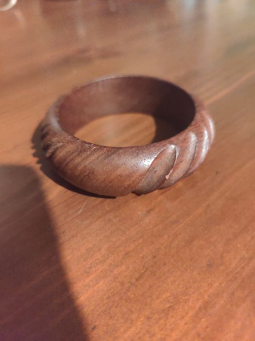 Bransoletka drewniana z tłoczeniem