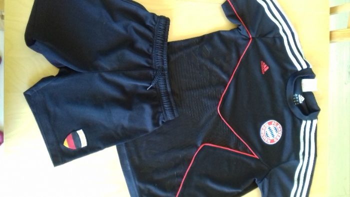 Kurtki, koszulki, spodenki, getry, buty piłkarskie