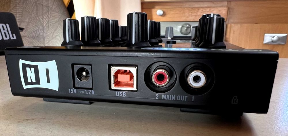 Traktor Kontrol Z1 DJ Mixer (iPad & PC/Mac) + Box & Power Supply and USB Cable (I speak English)