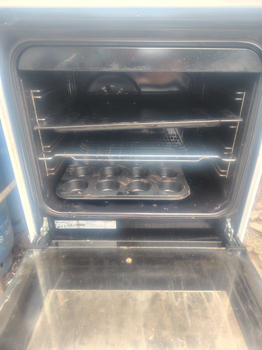Kuchenka elektryczna z piekarnikiem Electrolux EKC54550 0W