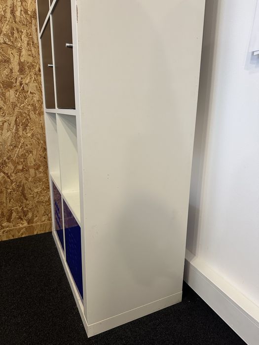 estante branca com portas pretas + caixas azuis em baixo