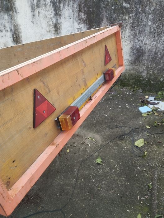 Reboque com báscula