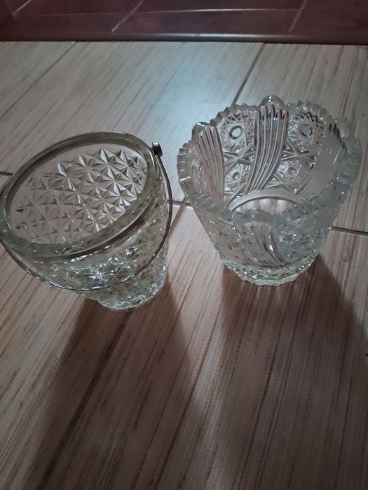 Продаю две вазы и кружки