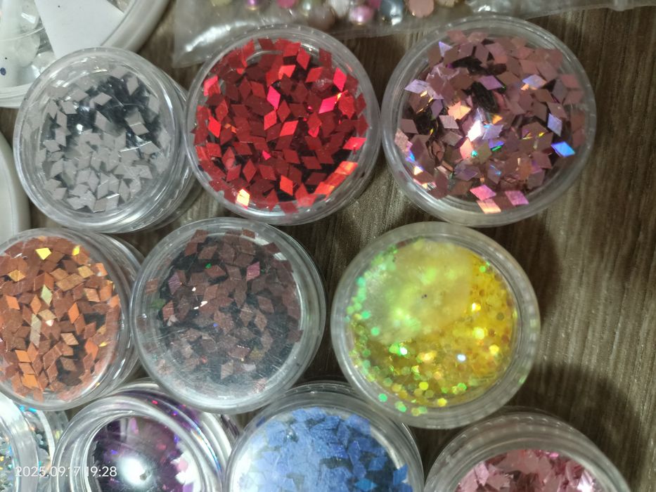 Стрази, глітер, гель -лак, фольга