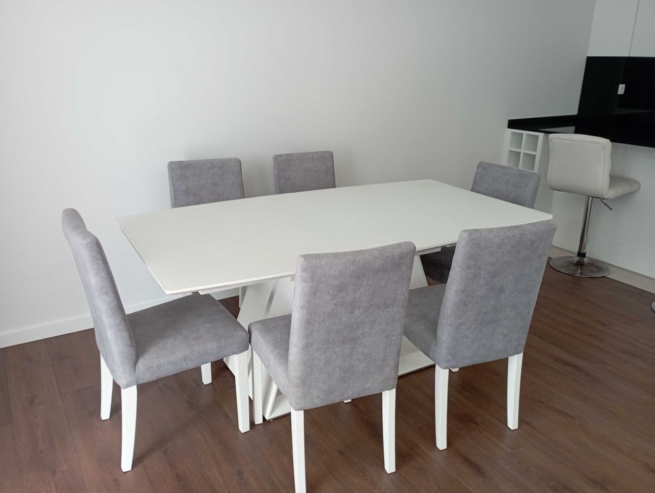 Vendo Mesa de sala e cadeiras