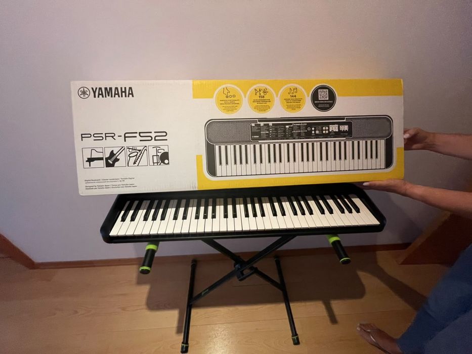 Yamaha PSR-FS2 com suporte