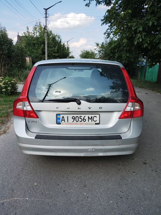 Volvo v 70.бенз . 191 т.км.2 литра . Цвет серый. Салон кожа черный.