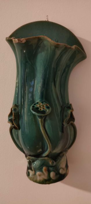 Vaso de parede de cerâmica majólica com motivo de lótus, em  esmalte verde e formas orgânicas típicas do estilo Arte Nova.
