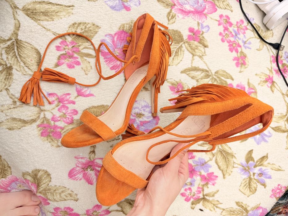 Гарні поморанчеві підбори