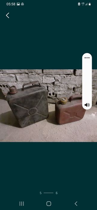 Kanistry z czasów PRL.