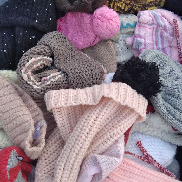 Worek używanych czapek 108 szt