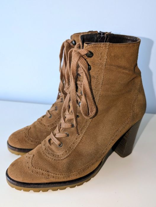 Botins em camurça