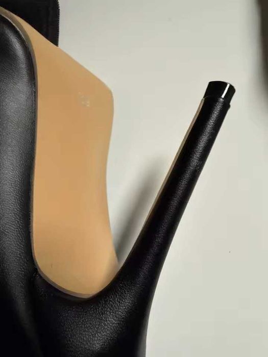 Długie kozaki zapinane na zamek w 2 kolorach