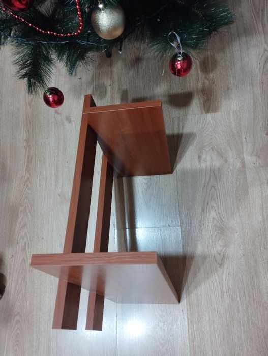 Полиця з двох поличок.