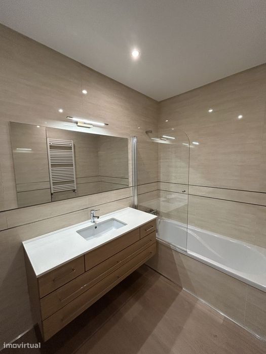 Apartamento T2 com Varanda e Garagem em Aveiro