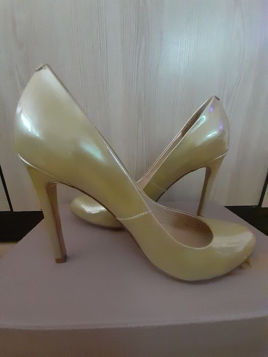 Шикарні шкіряні туфлі, кольору золотий беж