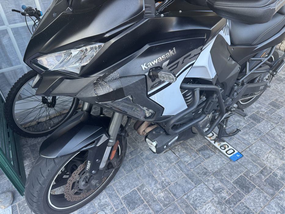 Vendo Kawasaki preta e branca , mota com revisoes srmpre feitas na M.