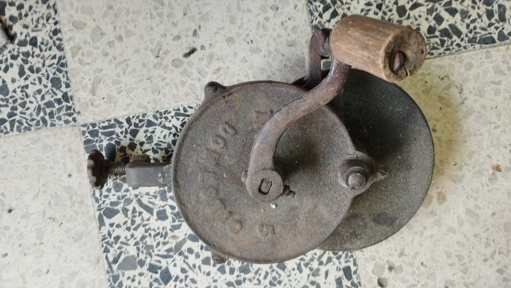 Esmeril manual antigo