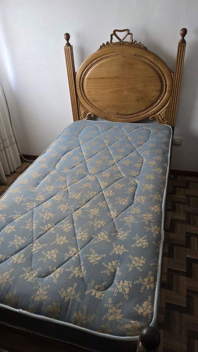 Camas, sofás , carpete e mesinha cabeceira
