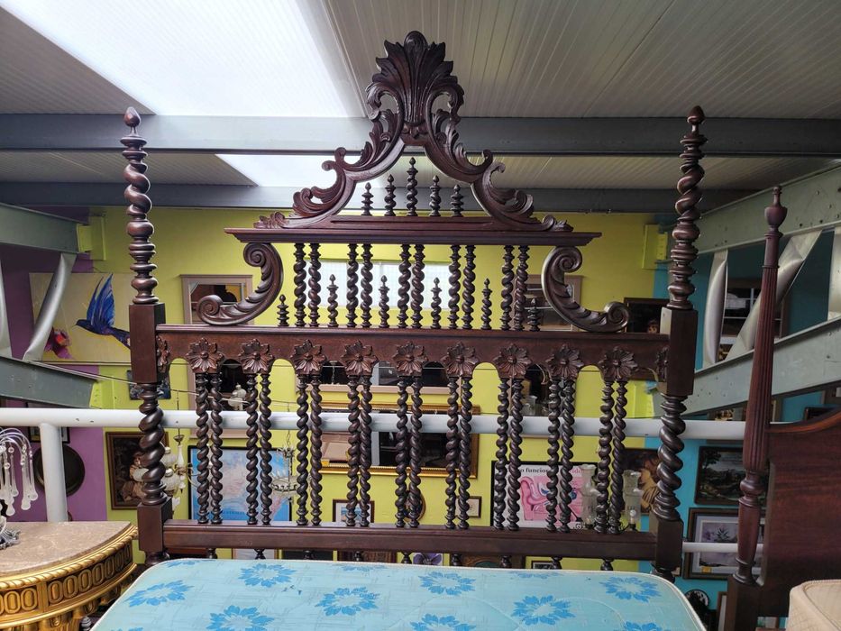Cama antiga em madeira maciça com estrado e colchão - Muito bom